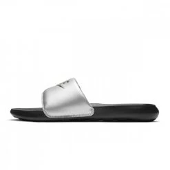 NIKE VICTORI ONE SLIDE DONNA Argento, Nero 11 NIKE VICTORI ONE SLIDE DONNA Argento, Nero -Offerta Economica Novità nike cn9677 w victori one slide tutti sandali donna 045209501 006 5