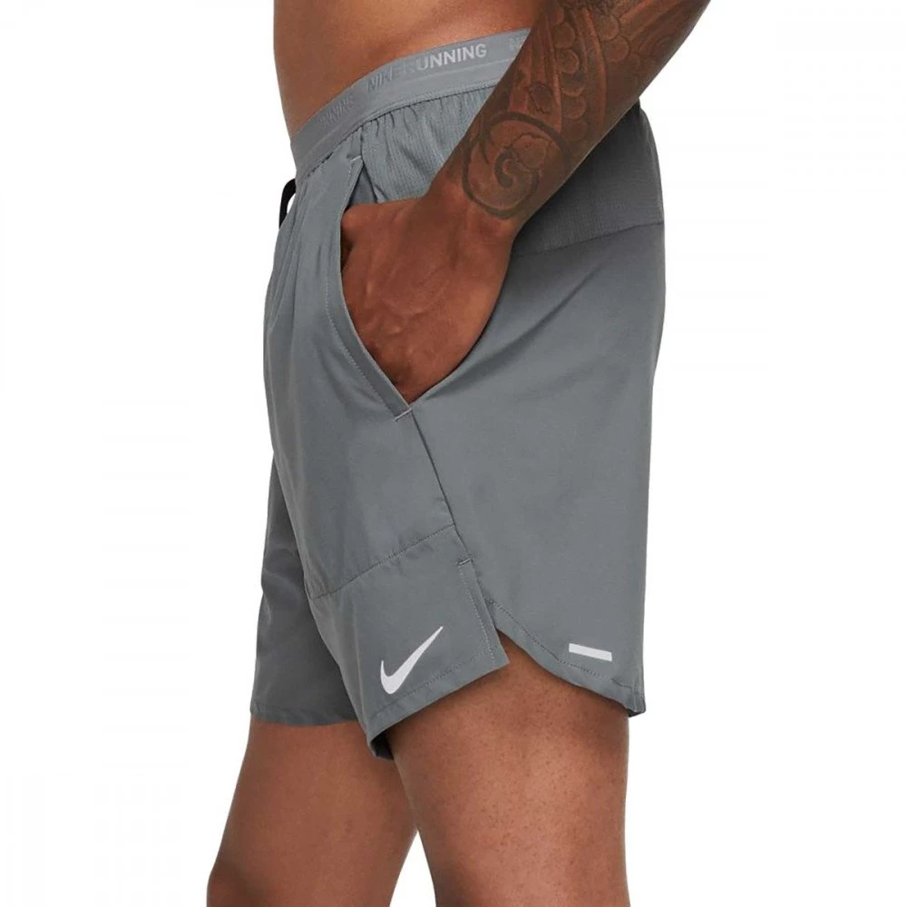 NIKE SHORT STRIDE DRI-FIT 7IN Grigio 5 NIKE SHORT STRIDE DRI-FIT 7IN Grigio - immagine 3