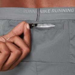 NIKE SHORT STRIDE DRI-FIT 7IN Grigio 9 NIKE SHORT STRIDE DRI-FIT 7IN Grigio -Offerta Economica Novità nike dm4761 short stride dri fit 7in abbigliamento running uomo 045197201 084 4