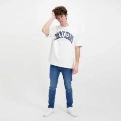 TOMMY JEANS T-SHIRT TOMMY COLLEGIATE Bianco 11 TOMMY JEANS T-SHIRT TOMMY COLLEGIATE Bianco -Offerta Economica Novità tommy jeans dm0dm12856 t shirt tommy collegiate casual uomo 045110401 ybr 5